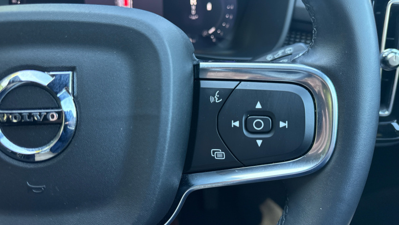 Volvo XC40 2.0 B4P Ultimate Dark 5dr Auto Petrol Estate